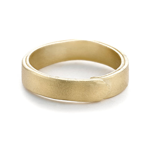 Alternative men's wedding band with wrapped effect in 14ct yellow gold from Ruth Tomlinson, handmade in London